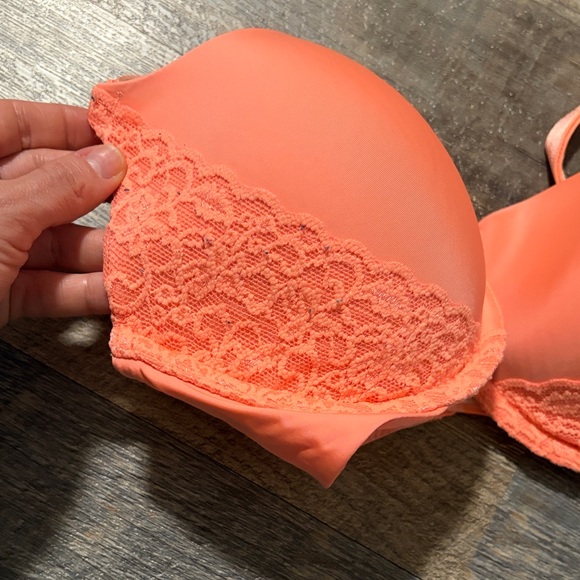 Victoria’s Secret bras 32DD - Picture 5 of 6